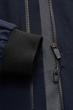 Nahaufnahme des UBR Blouson 'Delta' navy von vorne schräg oben, zeigt Reißverschluss mit zwei Zippern und schwarzen elastischen Rippbündchen am Ärmel.