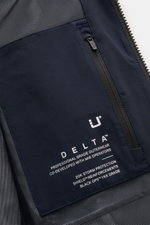 UBR Blouson 'Delta' navy, Nahaufnahme der Innentasche mit Reißverschluss und Logo, glattes Microfaser-Innenfutter, Frontansicht.