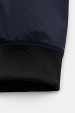 UBR Blouson 'Delta' navy, Detailaufnahme des Ärmels mit elastischem schwarzem Rippbündchen, glatte Microfaser, seitliche Perspektive.