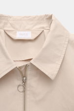 Beige 04651/ A trip in a bag Blouson 'Peached Cotton' im Slim Fit mit Umlegekragen, robustem Reißverschluss, elastischem Saum, Front- und Innentasche, Detailaufnahme.