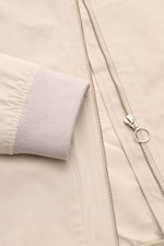 Nahaufnahme des Reißverschlusses und des Ärmelbündchens des beigen 04651/ A trip in a bag Blouson 'Peached Cotton' mit softem Baumwoll-Microfaser-Mix.