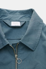 04651/ A trip in a bag Blouson 'Peached Cotton' rauchblau, Frontdetail mit Umlegekragen, robustem Reißverschluss und weichem Baumwoll-Mix.