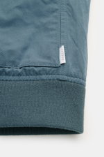 Nahaufnahme des elastischen Saum- und Ärmelbündchens am 04651/ A trip in a bag Blouson 'Peached Cotton' rauchblau.