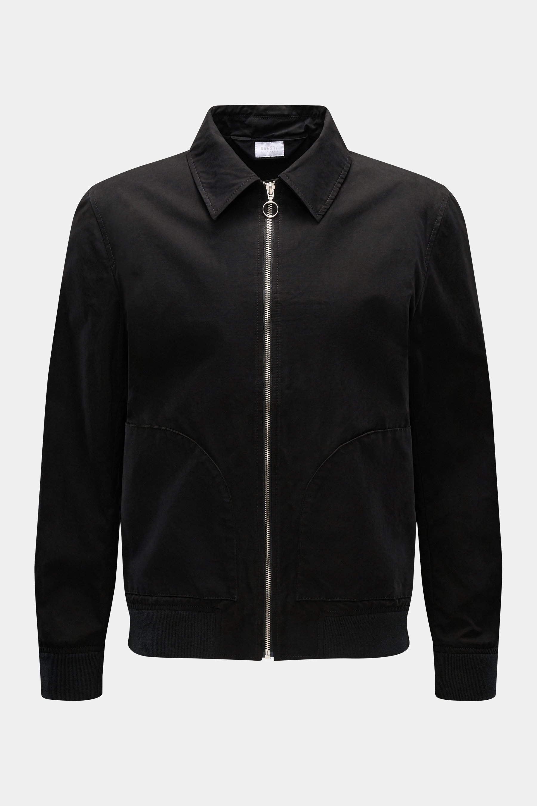 04651/ A trip in a bag Blouson 'Peached Cotton' schwarz, frontale Aufnahme, Slim Fit, Baumwolle-Microfaser-Mix, Umlegekragen, Reißverschluss, Front- und Innentasche, elastische Bündchen, Unconstructed Design.