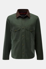 Manifattura Ceccarelli Wachsjacke 'Heavy Shirt' dunkelgrün, von vorne fotografiert, gewachste Baumwolle, wasserabweisend, Slim Fit mit Cordkragen und Tartanfutter.