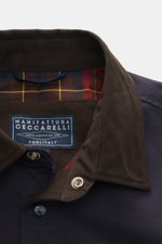 Nahaufnahme der Manifattura Ceccarelli Wachsjacke 'Heavy Shirt' dark navy mit gewachstem Baumwollkragen, Tartan-Futter und Druckknopfverschluss.