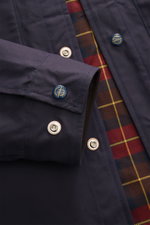Manifattura Ceccarelli Wachsjacke 'Heavy Shirt' dark navy in Nahaufnahme von innen mit Tartan-Futterstoff, Druckknöpfen, wasserabweisender, atmungsaktiver Baumwolle.