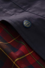 Manifattura Ceccarelli Wachsjacke 'Heavy Shirt' dark navy in Nahaufnahme von oben, gewachste Baumwolle, wasserabweisend, Tartan-Futter.