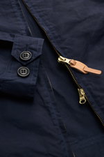 Nahaufnahme der Manifattura Ceccarelli Wachsjacke 'Blazer Coat' navy von oben mit gewachster Baumwolle, Knopfärmeln und robustem Zwei-Wege-Reißverschluss.