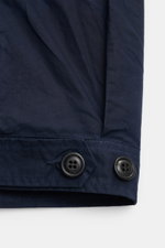 Manifattura Ceccarelli Wachsjacke 'Blazer Coat' navy Ärmelabschluss mit zwei Knöpfen, gewachste, wasserabweisende Baumwolle, Detailaufnahme von unten.