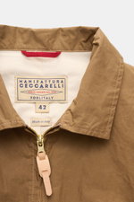 Manifattura Ceccarelli Wachsjacke 'Blazer Coat' braun, Detailfoto von oben, Umlegekragen, robuster Zwei-Wege-Reißverschluss, gewachste, wasserabweisende Baumwolle.
