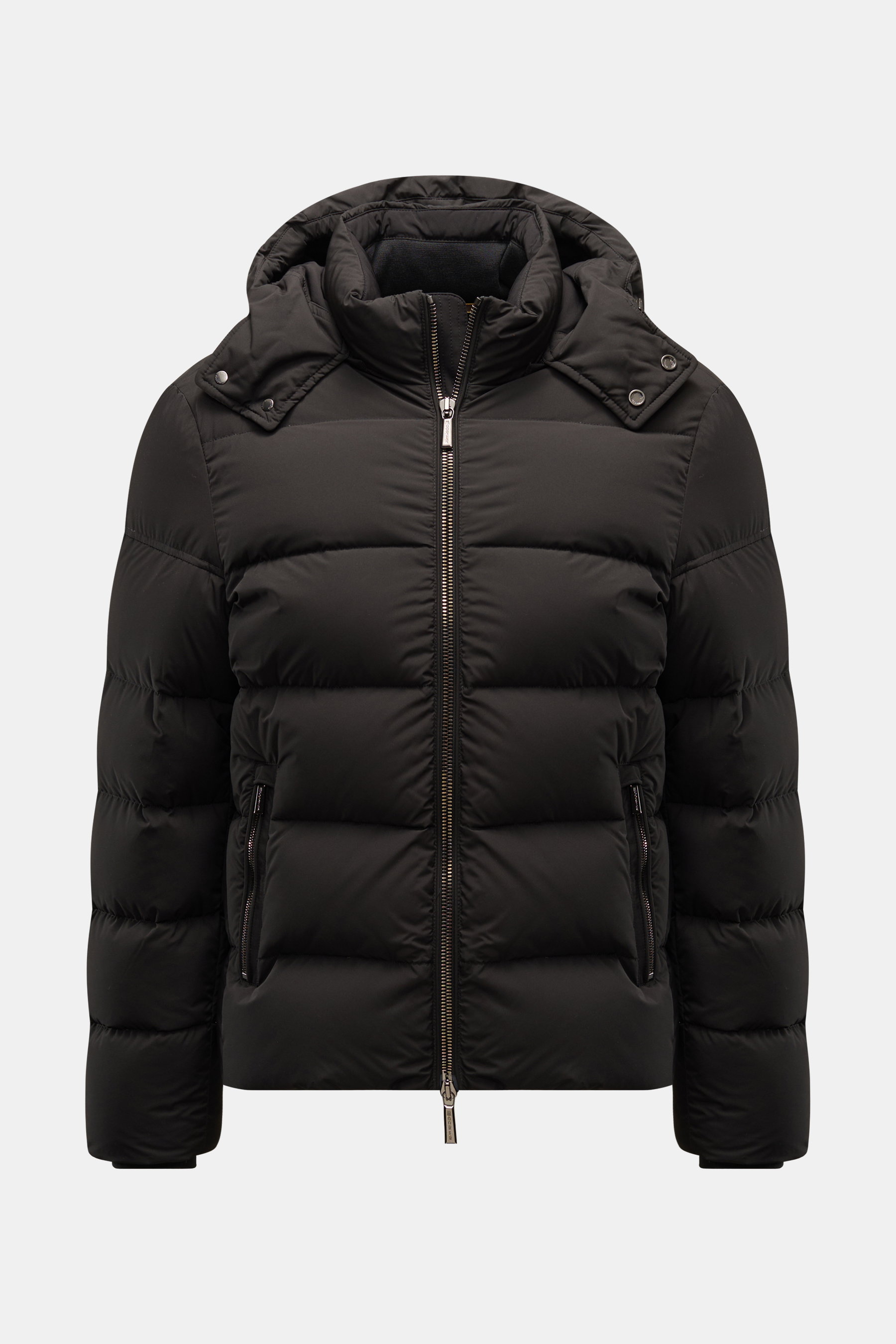 Frontale Nahaufnahme der Moorer Daunenjacke 'Brett' schwarz mit kurzem Schnitt, abnehmbarer Kapuze, wasserabweisender Microfaser, Slim Fit und wärmender Daunenfüllung.