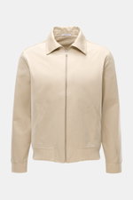 Frontansicht des 04651/ A trip in a bag Blouson 'Griffin' beige aus reiner Baumwolle, Slim Fit, mit Umlegekragen und elastischen Bündchen.