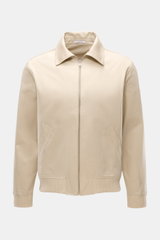 Frontansicht des 04651/ A trip in a bag Blouson 'Griffin' beige aus reiner Baumwolle, Slim Fit, mit Umlegekragen und elastischen Bündchen.