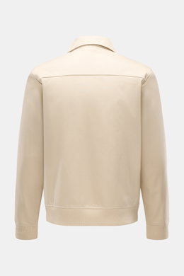 Rückansicht des 04651/ A trip in a bag Blouson 'Griffin' beige aus reiner Baumwolle, Slim Fit mit Umlegekragen, elastischem Saum und Ärmelbündchen.