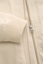 Beige 04651/ A trip in a bag Blouson "Griffin" in Slim Fit, Detailansicht von Reißverschluss und elastischem Ärmelbündchen aus Baumwolle.