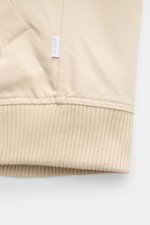 Detailansicht des elastischen Saum- und Ärmelbündchens des 04651/ A trip in a bag Blouson 'Griffin' beige aus reiner Baumwolle, Slim Fit, unconstructed Design.