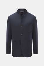 Frontale Nahaufnahme der Corneliani Wolljacke navy, Slim Fit mit Stehkragen, Vier-Knopf-Leiste, zwei Hüft- und eine Brusttasche, reine Schurwolle, strukturierter Griff, robuster Zwei-Wege-Reißverschluss, Unconstructed Design, eine Innentasche.