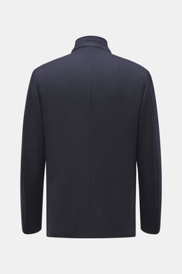 Corneliani Wolljacke navy Rückansicht, reine Schurwolle, strukturierter Griff, Slim Fit, Stehkragen mit Knopf, Vier-Knopf-Leiste, robuster Zwei-Wege-Reißverschluss, Brust- und Hüfttaschen, Unconstructed Design, eine Innentasche.