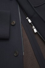 Nahaufnahme der Corneliani Wolljacke navy aus reiner Schurwolle mit strukturierter Oberfläche, Slim Fit, Stehkragen mit Knopf, Vier-Knopf-Leiste, robuster Zwei-Wege-Reißverschluss, aufgesetzten Brust- und Hüfttaschen, Unconstructed Design und einer Innent