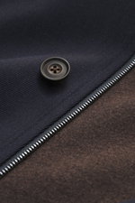 Nahaufnahme aus seitlicher Perspektive der Corneliani Wolljacke navy mit Knopf, Reißverschluss und strukturierter, reiner Schurwolle, Slim Fit, Stehkragen, Vier-Knopf-Leiste, robustem Zwei-Wege-Reißverschluss, aufgesetzter Brust- und Hüfttaschen, Unconstr