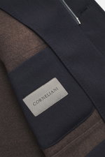 Nahaufnahme der Innenseite der Corneliani Wolljacke navy, reine Schurwolle, strukturierter Griff, Slim Fit, Stehkragen mit Knopf, Vier-Knopf-Leiste, robuster Zwei-Wege-Reißverschluss, aufgesetzte Brust- und Hüfttaschen, Unconstructed Design, eine Innentas