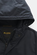 Close-up front-top view of Moorer Down coat 'Vermont' navy hood, zipper, buttons, and label, showcasing water-repellent microfiber fabric.

Description: The perfect balance between function and exclusivity is once again realized by MOORER with the warm do