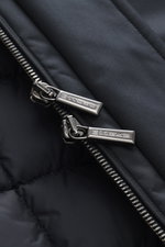 Alt tag (125 characters max): Close-up angled view of navy Moorer Down coat 'Vermont' zipper and quilted high-quality microfiber fabric.

Description: <p>The perfect balance between function and exclusivity is once again realized by MOORER with the warm d