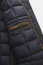 Close-up front interior view of the Moorer Down coat 'Vermont' navy showing quilted lining, button tab, and branded inner pocket.

<p>The perfect balance between function and exclusivity is once again realized by MOORER with the warm down coat 'Vermont': 