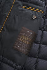 Close-up inside view of the Moorer Down coat 'Vermont' navy showing quilted lining, buttoned pocket, zipper pocket, and label.

<p>The perfect balance between function and exclusivity is once again realized by MOORER with the warm down coat 'Vermont': Gab