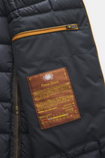 Close-up inside view of Moorer Down coat 'Vermont' navy showing quilted lining, zipper pocket, and Finest Down label.

<p>The perfect balance between function and exclusivity is once again realized by MOORER with the warm down coat 'Vermont': Gabardine ma