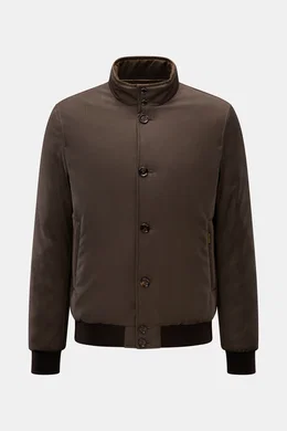 Alt tag (124 characters):  
Front view of Moorer Down blouson 'Janos' dark brown with standing collar, six buttons, ribbed bands, and zip pockets.

Detailed description:  
<p>The down blouson 'Janos' by MOORER perfectly combines functionality and timeless