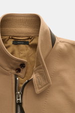 Tom Ford Blouson hellbraun aus Schurwoll-Seidenmischung, Detailaufnahme von oben, Stehkragen mit Leder-Detail, Zwei-Wege-Reißverschluss.
