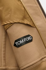 Nahaufnahme des halb gefütterten Tom Ford Blouson hellbraun mit Schurwoll-Seidenmischung, weichem Griff und Innenetikett, Detailansicht von innen.