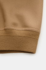 Tom Ford Blouson hellbraun, Detailaufnahme der elastischen Rippbündchen aus Schurwoll-Seidenmischung, weicher Griff, Slim Fit, halb gefüttert.