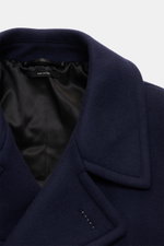 Tom Ford Cabanjacke navy aus reiner Wolle, weicher Griff, Slim Fit, breiter Reverskragen mit Lederdetail, Innenfutter, Detailaufnahme vom Kragen.