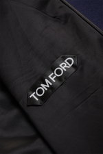 Nahaufnahme des glatten Innenfutters der Tom Ford Cabanjacke navy mit schwarzem Tom Ford Label, Detailfoto aus schräger Perspektive.