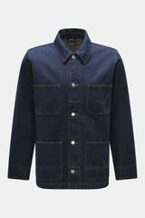 A.P.C. Jeansjacke navy aus griffigem, reinem Baumwoll-Denim, Slim Fit, frontal fotografiert mit Umlegekragen, fünf-Knopf-Leiste, vier Fronttaschen, Knopf-Ärmelabschlüssen.