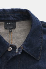 Nahaufnahme der A.P.C. Jeansjacke navy von oben, Denim aus reiner Baumwolle, griffig, Slim Fit, fünf Knöpfe, Umlegekragen, vier Taschen, Knopfärmel.