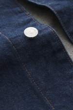 Nahaufnahme der A.P.C. Jeansjacke navy aus Denim reiner Baumwolle, griffig, Slim Fit, Fünf-Knopf-Leiste, Umlegekragen, vier Fronttaschen, Ärmel mit Knopf, Detailfoto.