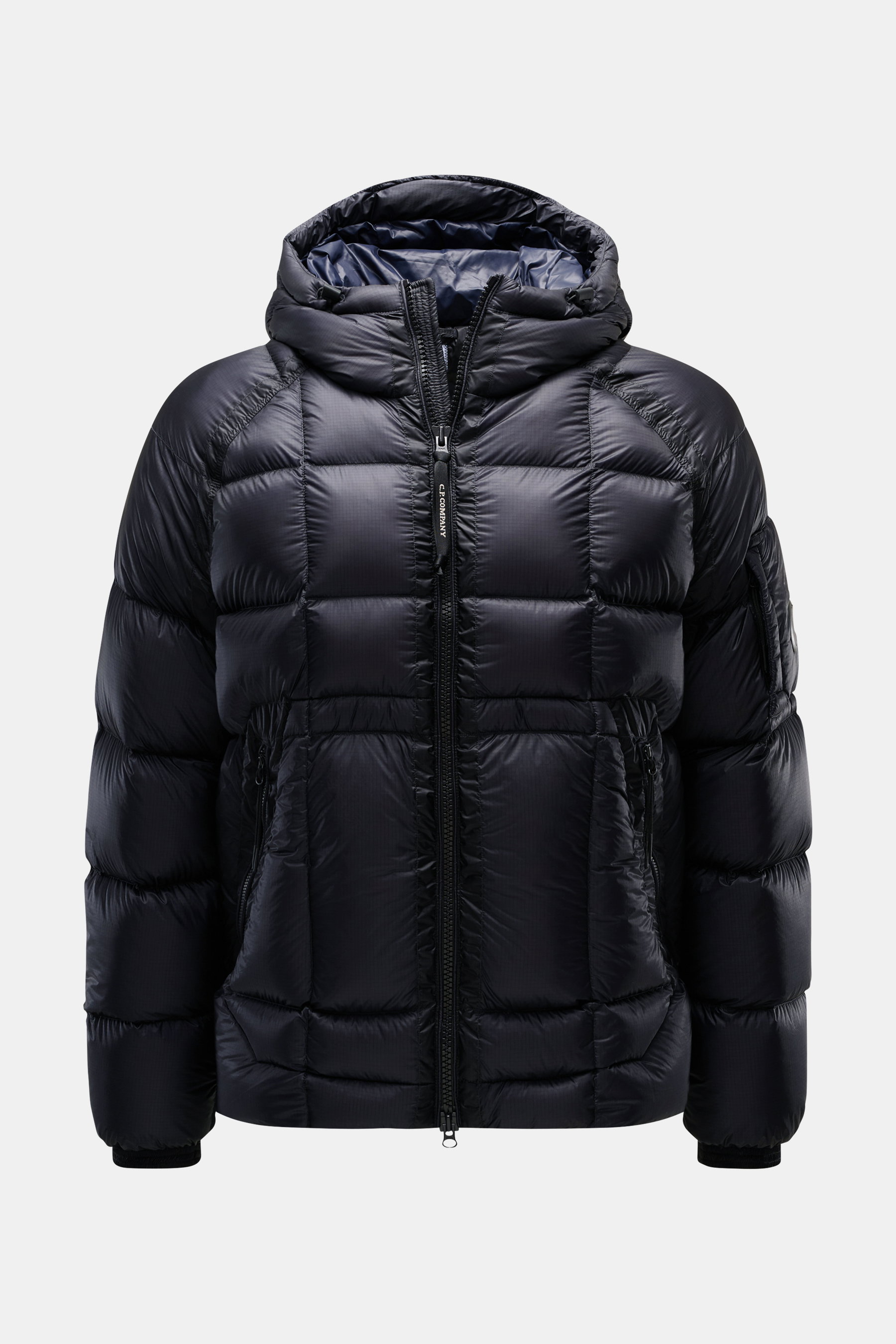C.P. Company Daunenjacke 'DD-Shell' navy, frontale Nahaufnahme, sportive Daunenfüllung, Microfaser, wind- und wasserabweisend, Kapuze mit Tunnelzug, Slim Fit.