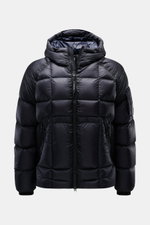 C.P. Company Daunenjacke 'DD-Shell' navy, frontale Nahaufnahme, sportive Daunenfüllung, Microfaser, wind- und wasserabweisend, Kapuze mit Tunnelzug, Slim Fit.