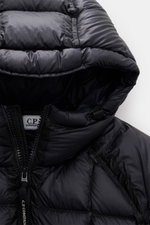 C.P. Company Daunenjacke 'DD-Shell' navy, Nahaufnahme von Kapuze und Front mit Zwei-Wege-Reißverschluss, wind- und wasserabweisend, wärmende Daunenfüllung, Slim Fit, hochwertige Microfaser, elastische Ärmelabschlüsse, verstellbare Saumweite, tonales Innen