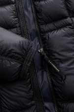 Nahaufnahme der C.P. Company Daunenjacke 'DD-Shell' navy von oben, mit wind- und wasserabweisendem Material, Daunenfüllung, Reißverschluss und elastischem Ärmelabschluss.