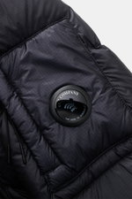 Nahaufnahme der C.P. Company Daunenjacke 'DD-Shell' navy von schräg oben, zeigt wind- und wasserabweisendes Material mit NFC-Detail.