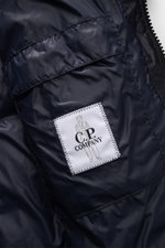 Innenansicht der C.P. Company Daunenjacke 'DD-Shell' navy mit tonalem Innenfutter, Innentasche und hochwertiger Microfaser.