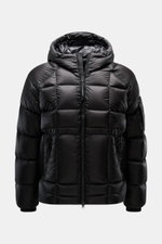 C.P. Company Daunenjacke 'DD-Shell' schwarz, frontale Nahaufnahme, glatte Microfaser, wärmende Daunenfüllung, wind- und wasserabweisend, Slim Fit, Kapuze mit Tunnelzug, Zwei-Wege-Reißverschluss, Zipper-Taschen, Raglanärmel, elastische Ärmelabschlüsse, ver