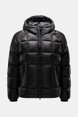 C.P. Company Daunenjacke 'DD-Shell' schwarz, frontale Nahaufnahme, glatte Microfaser, wärmende Daunenfüllung, wind- und wasserabweisend, Slim Fit, Kapuze mit Tunnelzug, Zwei-Wege-Reißverschluss, Zipper-Taschen, Raglanärmel, elastische Ärmelabschlüsse, ver