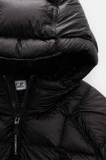 C.P. Company Daunenjacke 'DD-Shell' schwarz, Nahaufnahme Kapuze mit Tunnelzug, wärmende Daunenfüllung, glatte Microfaser, Slim Fit, von oben fotografiert.