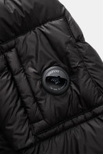 Nahaufnahme der schwarzen C.P. Company Daunenjacke 'DD-Shell' mit glattem, wind- und wasserabweisendem Microfaser-Material und NFC-Logo, Detail von oben.